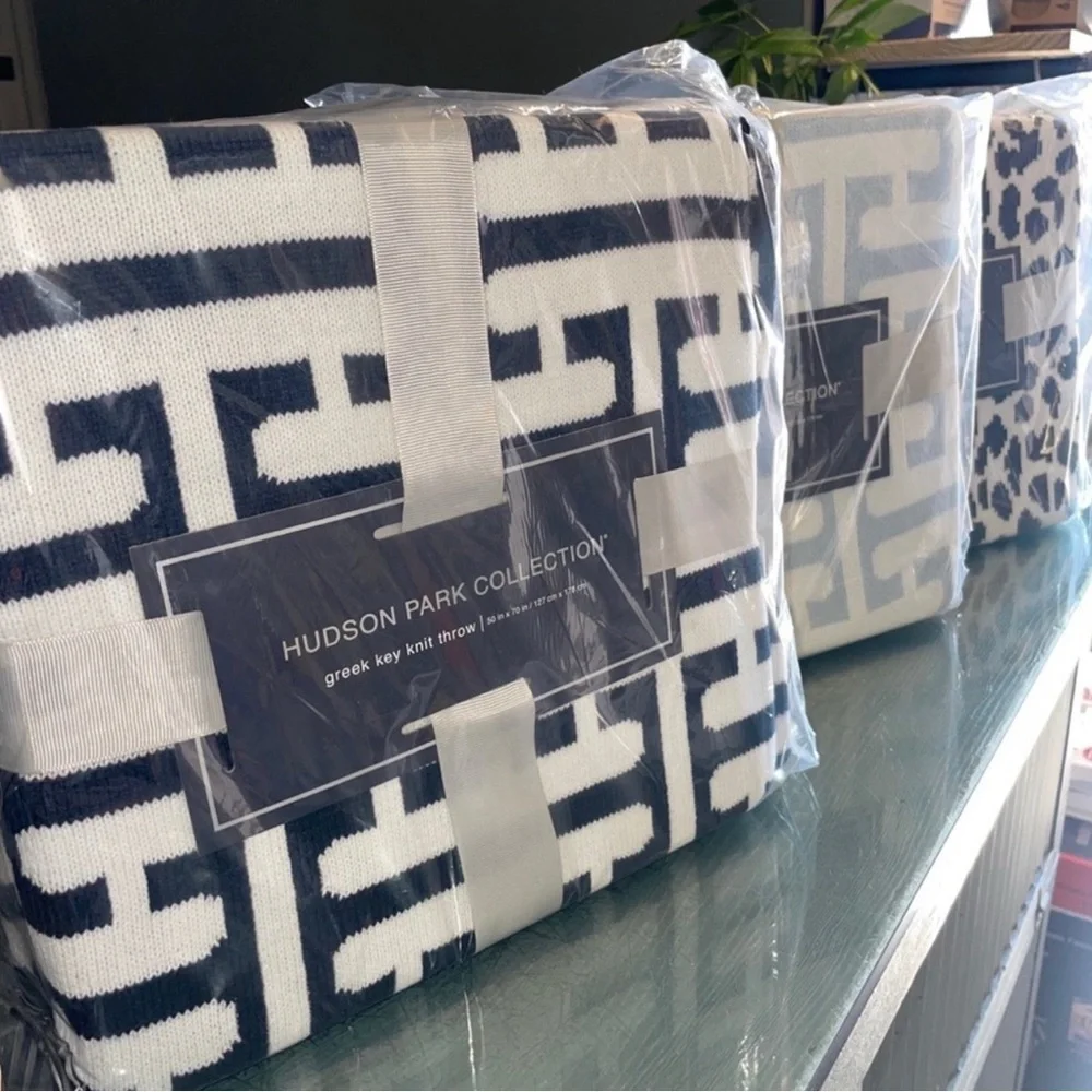 🤩🤩NWT Hudson Park Collection Leopard Knit Throw Blanket, Silver, 50x70 in